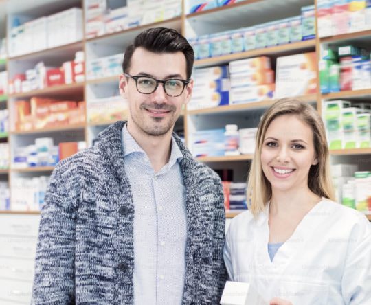 2 Personen in eienr Apotheke